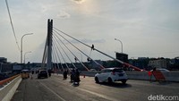Besi pilar yang ada di Flyover Mochtar Kusumaatmadja dilakukan pengecatan ulang. (Foto: Wisma Putra/detikJabar)