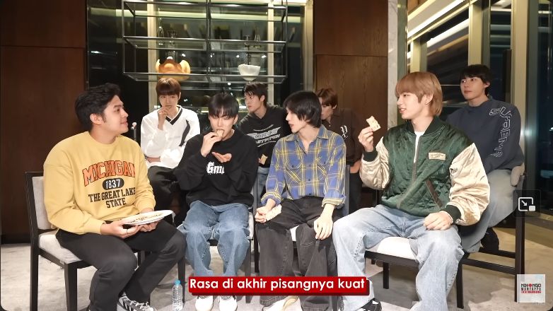 Riize cicip aneka camilan Indonesia