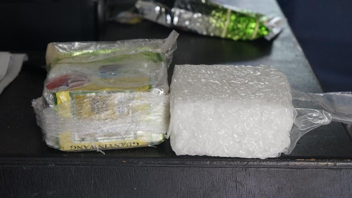 Sabu 2,2 kilogram tak bertuan ditemukan di perairan Kabupaten Karimun. (Foto: dok Kodim 0317/Tanjubalai Karimun)