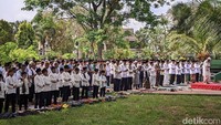 Ribuan warga Ciamis berkumpul di Alun-alun Ciamis. Mereka salat istisqa berjamaah. (Foto: Dadang Hermansyah/detikJabar)