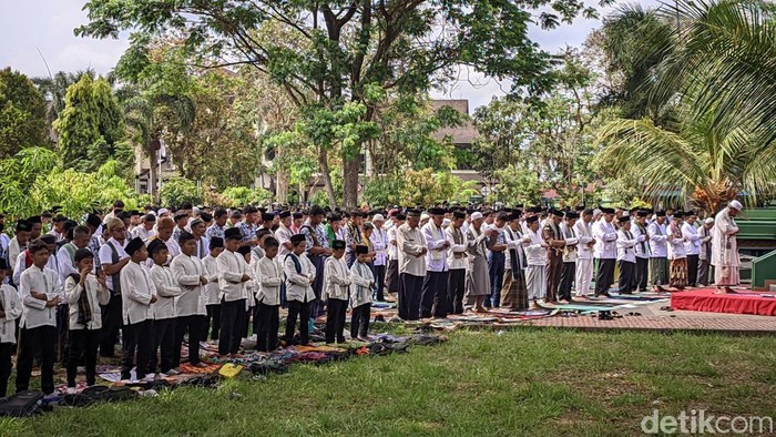 Salat istisqa dilakukan warga Tatar Galuh untuk meminta hujan. Sebab selama beberapa bulan, Ciamis dilanda musim kemarau. Salat istisqa dilakukan warga Tatar Galuh untuk meminta hujan. Sebab selama beberapa bulan, Ciamis dilanda musim kemarau.