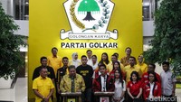 Airlangga lalu memperkenalkan jajarannya yang berusia di bawah 40 tahun. Mereka juga turut berdiri di belakang Airlangga dalam jumpa pers itu.  