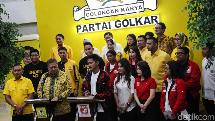 Sambut Kaesang, Airlangga Pamer Kader Golkar U-40 irlangga dan Kaesang menggelar konferensi pers usai pertemuan di Kantor DPP Golkar, Jalan Anggrek Nelly, Jakarta Barat, Rabu (18/10/2023). Di awal sambutannya, Airlangga mengenalkan jajaran DPP yang mendampingi pertemuannya dengan Kaesang.