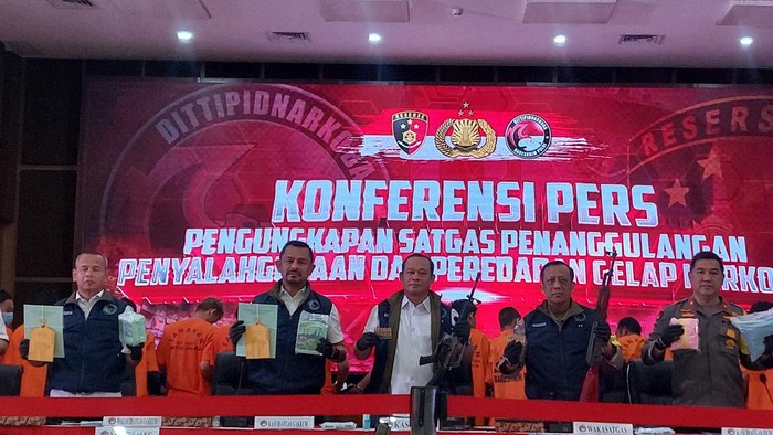 Satgas Antinarkoba Polri Ungkap Modus Baru Penyeludupan Senpi Jaringan Narkoba