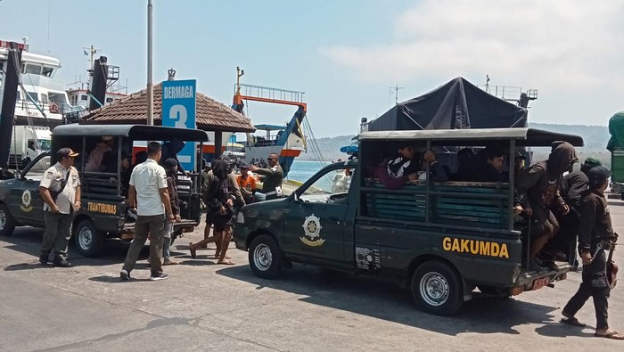 Sebanyak 20 orang suporter Persebaya Surabaya diamankan oleh petugas Satpol PP Kabupaten Jembrana, Bali, lantaran minta-minta uang di Gilimanuk.