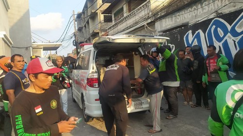 Seorang driver ojek online (ojol) berinisial H yang tewas dalam posisi duduk di atas sepeda motornya dievakuasi di Pertokoan Benoa Square, Jalan Bypass Ngurah Rai, Kuta, Badung, Bali, Rabu (18/10/2023). (Dok. Polresta Denpasar)