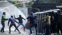 Pihak kepolisian yang melakukan pengamanan mencoba menahan massa untuk masuk ke kantor KPU. Kericuhan berlanjut dengan aksi massa yang membakar spanduk dan material lainnya. Alih-alih mendengarkan, massa malah makin anarkis dan memaksa masuk ke kantor KPU. Pihak kepolisian pun menurunkan mobil water cannon dan menyiagakan kendaraan Barracuda. 