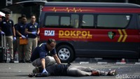 Beberapa tembakan gas air mata terpaksa dilepaskan untuk melerai kericuhan. Pihak kepolisian selanjutnya mengamankan provokator dan pihak lain yang menjadi pemicu terjadinya kericuhan. 