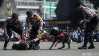 Dalam simulasi juga diperlihatkan ancaman penghadangan capres cawapres hingga aksi terorisme. Aksi tembak-menembak terjadi di lokasi saat terjadi aksi terorisme. 