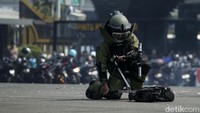 Dinarasikan terdapat tas berisikan bom di sana. Beberapa ledakan terdengar saat bom tersebut meledak. Namun pihak kepolisian melalui unit penjinak bom bisa mengatasi hal tersebut. 