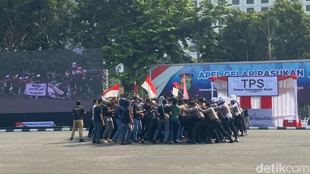 Simulasi pengamanan pemilu 2024 di Polda Metro Jaya