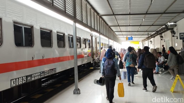 Situasi di Stasiun Blitar saat belasan KA terlambat datang imbas kecelakaan KA Argo Semeru anjlok di Kulon Progo.