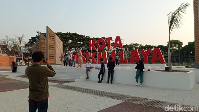 Suasana di Alun-alun Tasikmalaya.