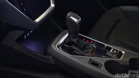 Fitur paling khas dari Symmetrical AWD Subaru adalah drivetrain yang ditata secara simetris dipasangkan dengan mesin Boxer berkonfigurasi horizontal. Kombinasi low center gravity yang secara natural hadir dari mesin Boxer dan keseimbangan bobot superior dari drivetrain simetris memaksimalkan stabilitas dan traksi di semua lingkar roda, yang menawarkan performa berkendara yang luar biasa dalam berbagai cuaca dan kondisi jalan.  
