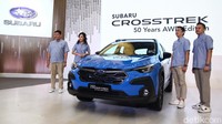 (kiri-kanan) Chief Executive Officer, Subaru Indonesia Arie Christoper, Board of Director of Plaza Capital Paula Dewiyanti, Chief Executive Officer Plaza Subaru Carlos Sanusi, General Manager Marketing & PR, Subaru Indonesia Ismail Ashlan berbincang saat peluncuran Subaru DriveFest dan Subaru Crosstrek 50 Years AWD Edition di Senayan City, Jakarta, Rabu (18/10/2023).  
