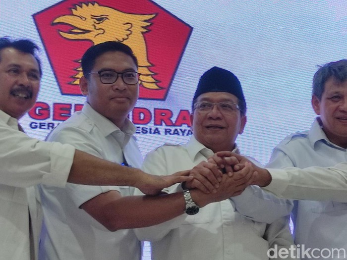 Sudaryono (berkacamata) gantikan Abdul Wachid (berpeci) sebagai Ketua DPD Gerindra Jateng, Rabu (18/10/2023).