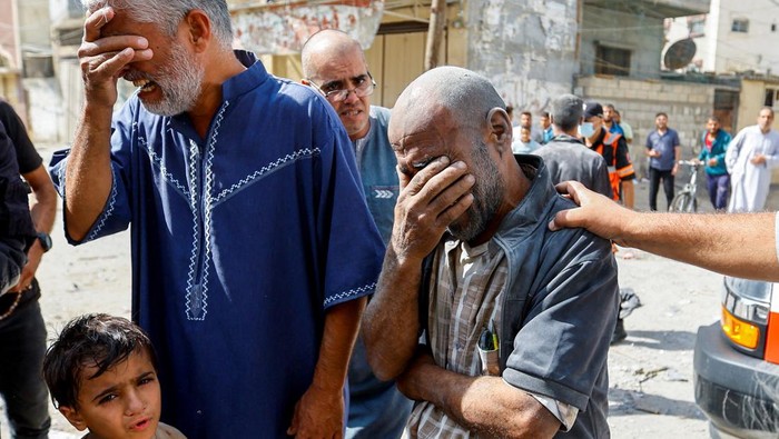 Tangis Pilu Warga Gaza Kala Rumah Hancur dan Keluarga Tiada Palestinians react at the site of Israeli strikes on houses, in Rafah in the southern Gaza Strip October 17, 2023. REUTERS/Ibraheem Abu Mustafa TPX IMAGES OF THE DAY