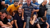 Para pelayat menghadiri pemakaman warga Palestina yang tewas dalam serangan Israel di rumah mereka, di Khan Younis di selatan Jalur Gaza. Tangis pecah mengiringi pemakaman itu. REUTERS/Ibraheem Abu Mustafa