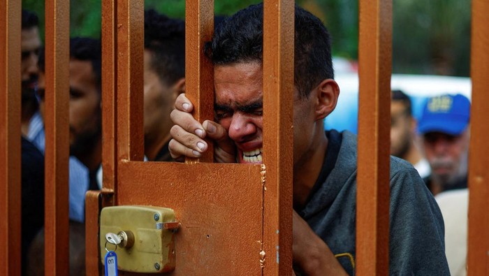 A mourner reacts as bodies of Palestinians killed in Israeli strikes lie at a hospital in Khan Younis in the southern Gaza Strip, October 17, 2023. REUTERS/Mohammed Salem REFILE - QUALITY REPEAT     TPX IMAGES OF THE DAY