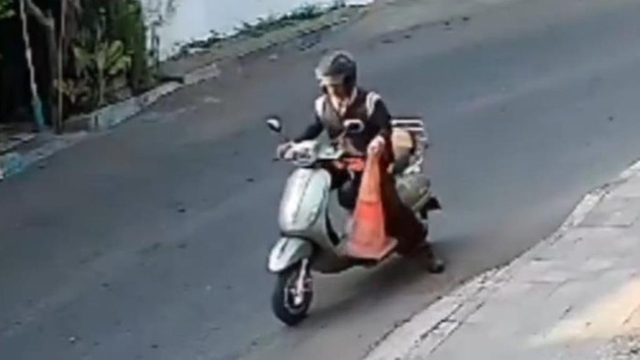 Tangkapan layar CCTV saat pelaku mencuri traffic cone di Pasuruan