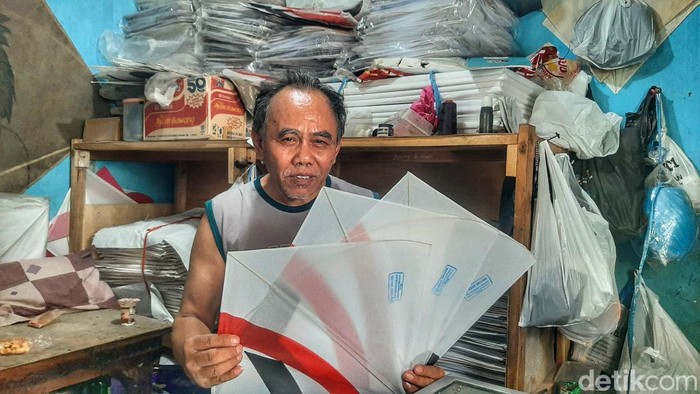 Tatang Hermawan memperlihatkan layangan yang diproduksinya.