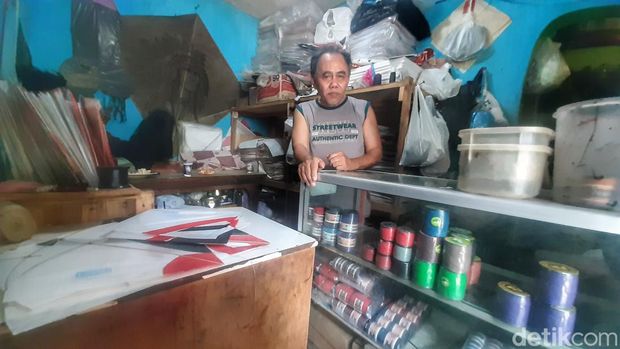 Tatang Hermawan memperlihatkan layangan yang diproduksinya.