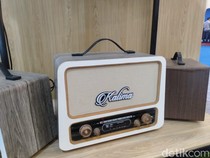 Antik! Siswa SMKN 5 Malang Buat Radio Vintage dan Motor Listrik dari Kayu Jati