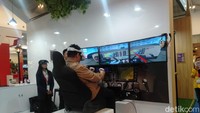 Interactive game by Hololens karya mahasiswa Politeknik Batam ini menarik banyak pengunjung untuk datang ke booth mereka. Terlihat Plt. Direktur Kemitraan dan Penyelarasan Dunia Usaha dan Dunia Industri, Uuf Brajawidagda Direktorat Jenderal Pendidikan Vokasi Kemendikbudristek, tengah mencoba permainan tersebut. Foto: Cicin Yulianti