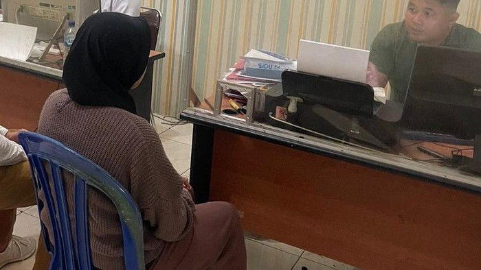 Tersangka pengubur bayi hasil hubungan gelap diperiksa Satreskrim Polresta Banyumas, Rabu (18/10/2023).
