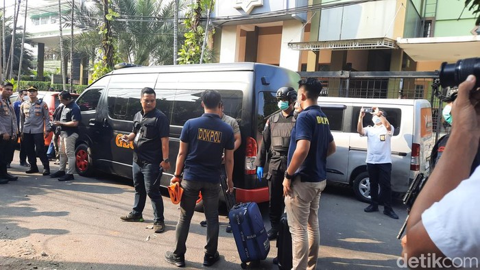 Tim DVI tiba di lokasi ledakan diduga bom di Setiabudi, Jaksel untuk identifikasi korban tewas.