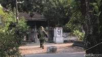 Personel Gegana mendatangi salah satu rumah dengan pagar tertulis nomor 9 di tepi Jalan Patangpuluhan. Foto: Adji G Rinepta/detikJogja 