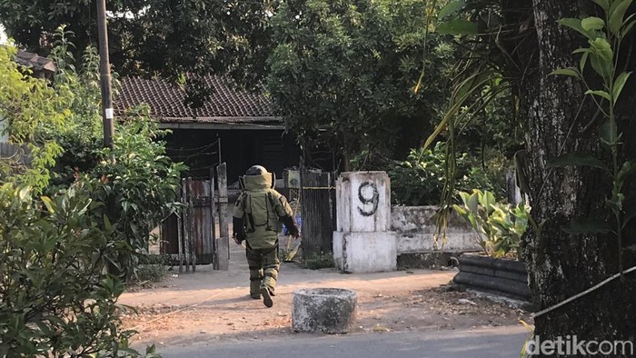 Tim Gegana mengecek temuan koper di Jalan Patangpuluhan, Kota Jogja, Rabu (18/10/2023).