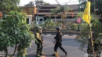 Sejumlah personel polisi dan TNI tampak berjaga di lokasi. Terlihat pula warga yang menonton. Foto: Adji G Rinepta/detikJogja 