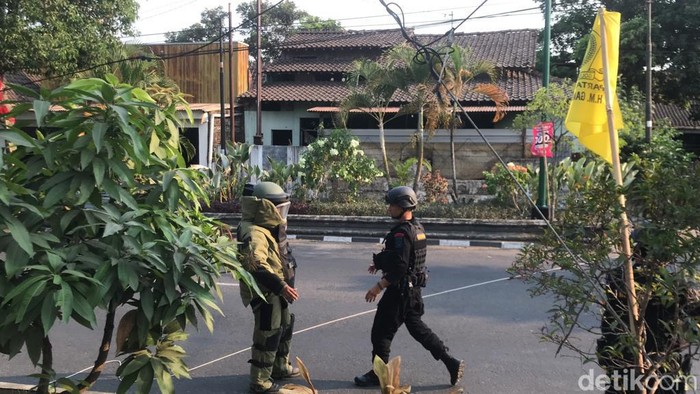 Tim Gegana mengecek temuan koper di Jalan Patangpuluhan, Kota Jogja, Rabu (18/10/2023).