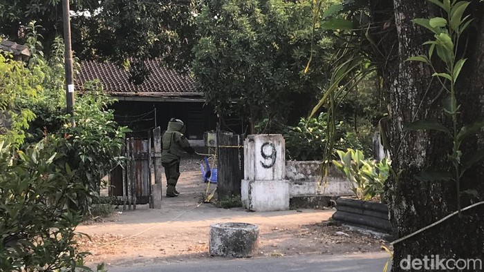 Tim Gegana mengecek temuan koper di Jalan Patangpuluhan, Kota Jogja, Rabu (18/10/2023).