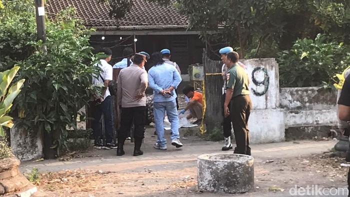 Tim Gegana Polri mendatangi sebuah rumah di Jalan Patangpuluhan, Jogja, Rabu (18/10/2023) sore. Tim Inafis juga tampak di lokasi.