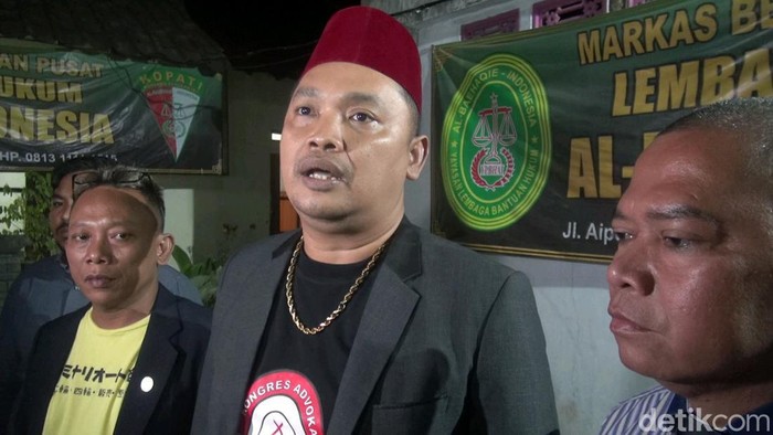 Tim pengacara Yosep cs saat memberikan keterangan kepada wartawan di Subang, Rabu (18/10/2023) malam.