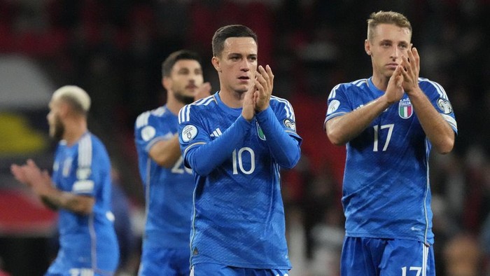 Italys Davide Frattesi, right, and Italys Giacomo Raspadori greet supporters after the Euro 2024 group C qualifying soccer match between England and Italy at Wembley stadium in London, Tuesday, Oct. 17, 2023. England won 3-1. (AP Photo/Frank Augstein)