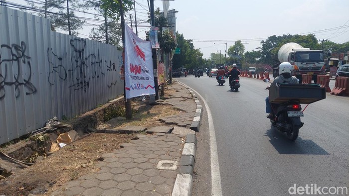Trotoar rusak di bundaran Cibiru Bandung