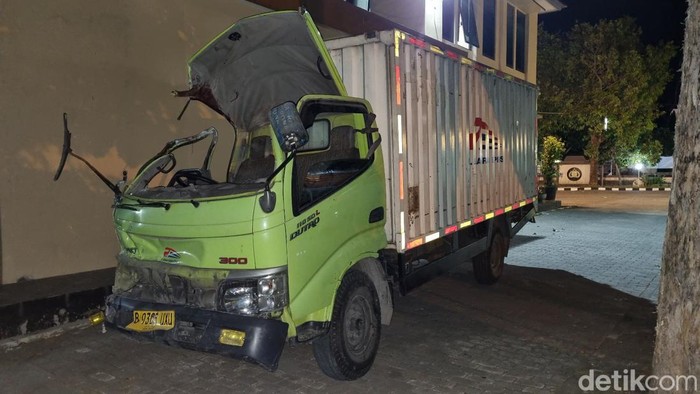 Truk muatan makanan yang kecelakaan di Mangunan, Imogiri, Bantul, Rabu (18/10/2023)