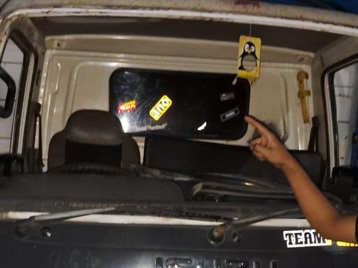 Truk yang dilempar menggunakan besi oleh siswa SMP di Klaten hingga kacanya ambyar, Selasa (17/10/2023) malam.