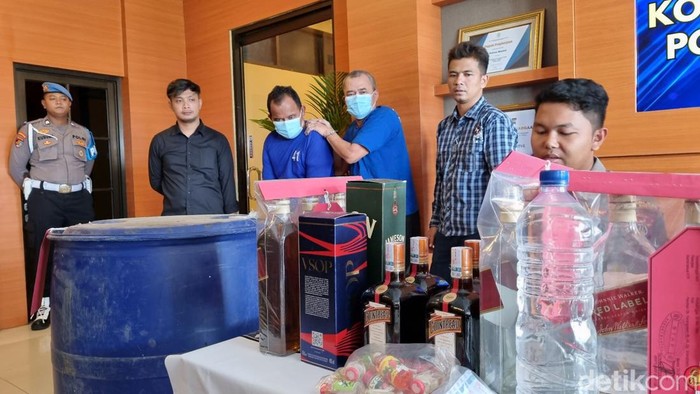 Ungkap kasus miras oplosan di Polres Bantul, Rabu (18/10/2023).