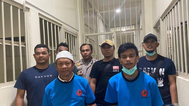 Wajah Yosep (berpeci putih) dan Danu (bermasker di dahi), tersangka kasus pembunuhan ibu dan anak di Subang.