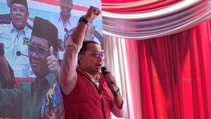 Wakil Ketua DPD PDIP Jatim, Eri Cahyadi saat nobar pengumuman deklarasi Ganjar-Mahfud di Surabaya.