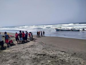 Kapal Compreng Berisi 9 ABK Terbalik di Laut Cilacap, 1 Orang Tewas-2 Hilang