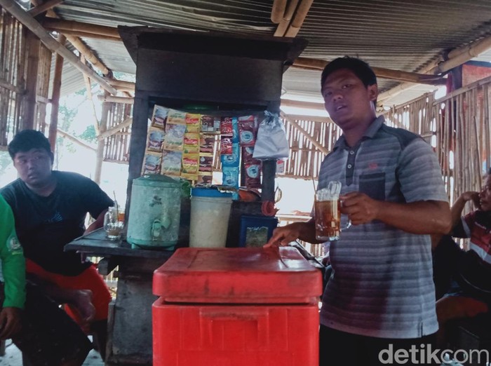 Warung angkringan di jalan Cawas - Sukoharjo, Kabupaten Klaten, Rabu (18/10/2023).