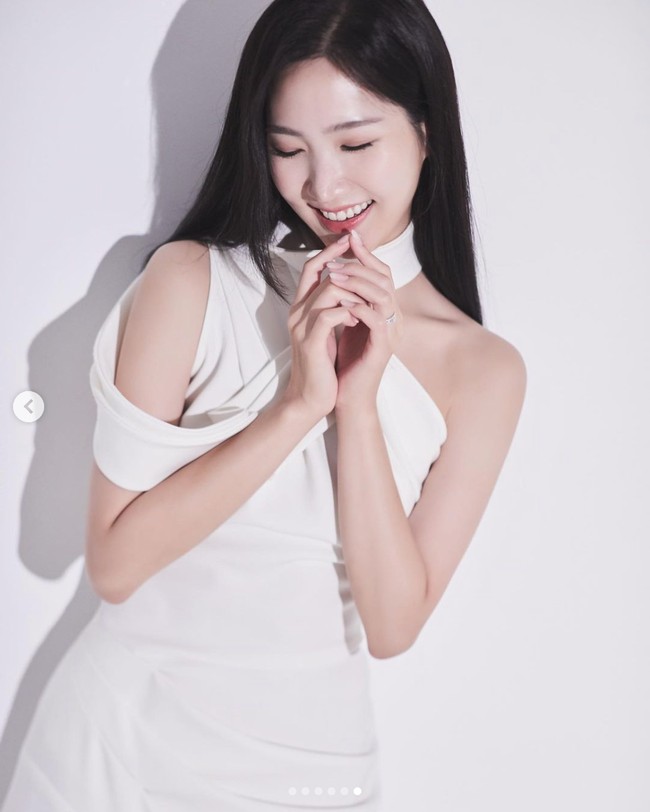 Berselang dua hari sebelum pernikahannya, Yookyung meminta doa restu penggemar dengan menulis sepucuk surat. Dia pun membagikan fotonya memakai baju pengantin saat menjalani pemotretan pre-wedding.Foto: dok. Instagram @yukyung_922