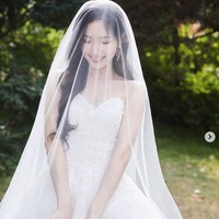 Mantan personel grup KPop Apink, Yookyung telah menikah dengan kekasihnya pada 14 Oktober. Kabar pernikahan Yookyung mengejutkan penggemar karena dia tidak pernah mengekspos hubungan asmaranya.Foto: dok. Instagram @yukyung_922