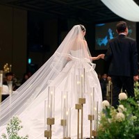 Yookyung mewanti-wanti penggemar bahwa dia akan mengunggah banyak foto pernikahannya. Dimulai dengan foto ayahnya berjalan menggandengnya di altar. Yookyung terlihat menawan dalam balutan gaun pengantin dan veil panjang.    Foto: dok. Instagram @yukyung_922