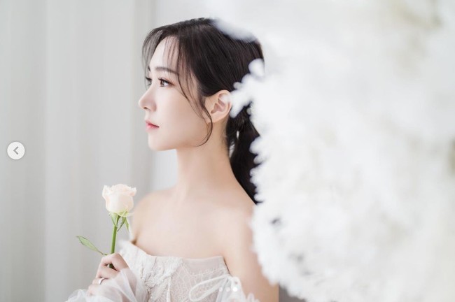 “Hari ini menjadi lebih istimewa berkat orang-orang yang mengucapkan selamat kepadaku. Aku ingin mengucapkan terima kasih banyak kepada semua orang yang mengirimkan doa untuk kami. Akhirnya, hari-H!!” tulis Yookyung sebagai caption.    Foto: dok. Instagram @yukyung_922